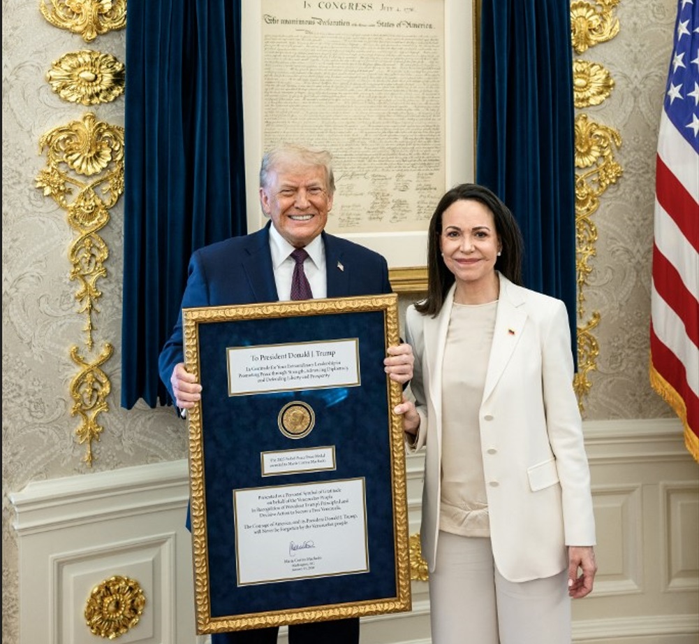 Başka kim Nobel Ödülü'nü hediye olarak verdi?