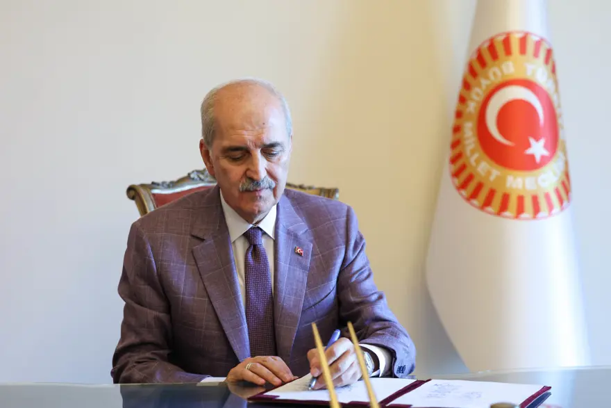 TBMM BAŞKANI KURTULMUŞ KANUN TEKLİFİNİ İMZALADI 6 TBMM BAŞKANI KURTULMUŞ KANUN TEKLİFİNİ İMZALADI 6
