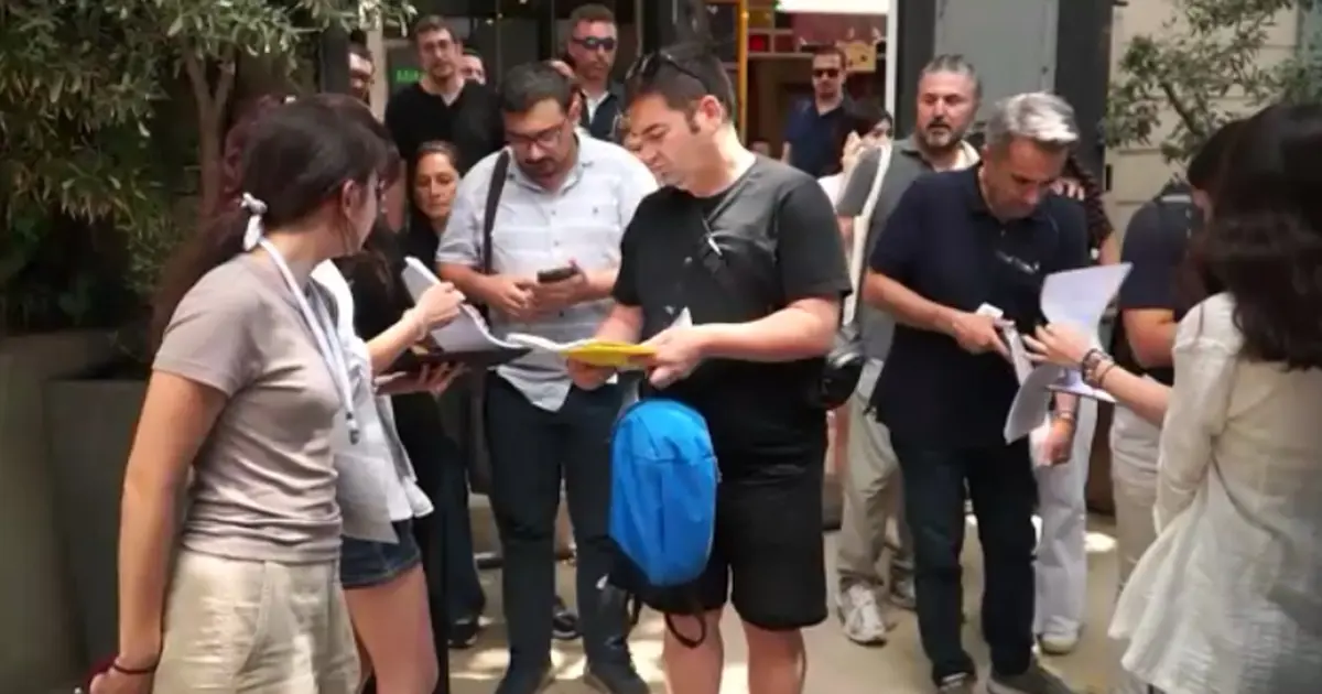 Velilerin zorunlu bekleyişi: İstanbul'un ünlü okullarının bahçeleri doldu taştı