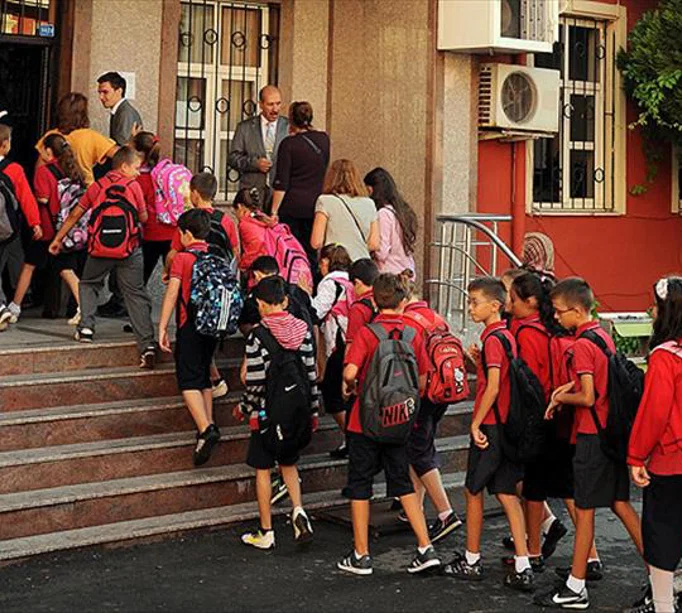 Velileri düşündüren zam. Geçen yıl 49 bin liraydı, bu yıl 80 bin lira olduOkulların açılmasına üç hafta kala bazı özel okullar kitap ücretlerini açıkladı. İstanbul'da yüzde 50'yi aşan zamlar var.