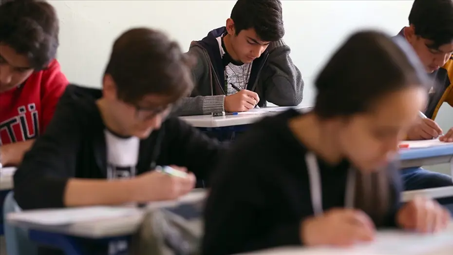 Çanta araması, devamsızlık şartı, disiplin ve kayıt kuralları. MEB'den okul yönetmeliğinde kapsamlı değişiklik