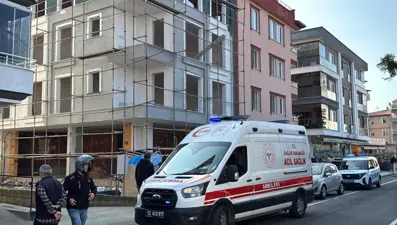 Dış cephe boyası yapan işçi 3'üncü kattan düştü