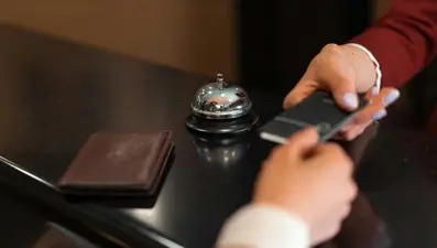 Üç erkeği otele kabul etmediler, 150 bin lira ceza yediler