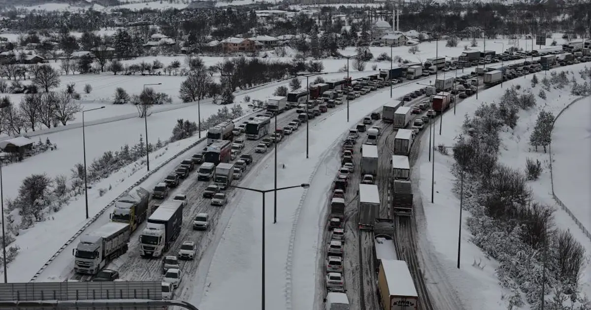 Ankara ve İstanbul yönüne trafik durdu. Kilometrelerce araç kuyruğu var