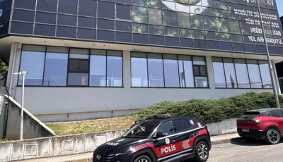 Otokoç Genel Müdürlüğü'ne silahlı saldırıda beş tutuklamaİstanbul Maltepe'de Koç Holding bünyesindeki Otokoç Genel Müdürlüğü binasına silahlı saldırıyla ilgili soruşturmada beş şüpheli tutuklandı.