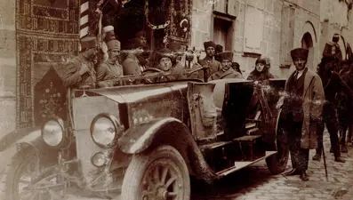 Atatürk'ün az bilinen 350 fotoğrafı yayınlandı, soyağacı bilgilerinin aslı da paylaşıldı