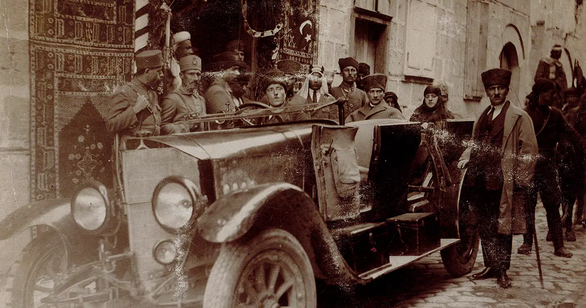 Atatürk'ün az bilinen 350 fotoğrafı yayınlandı, soyağacı bilgilerinin aslı da paylaşıldı