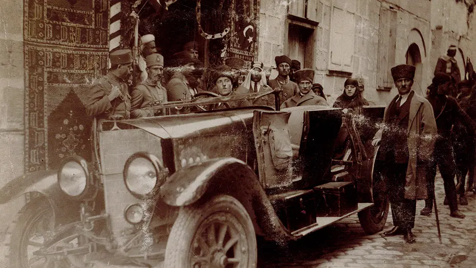 Atatürk'ün az bilinen 350 fotoğrafı yayınlandı, soyağacı bilgilerinin aslı da paylaşıldı