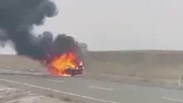 Diyarbakır&#x27;da seyir halindeki otomobil alev aldı