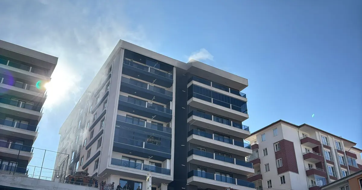 Van'da 7 katlı binanın otoparkında yangın