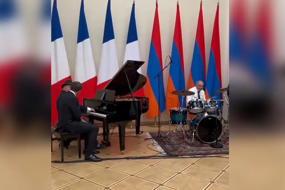 Macron şarkı söyledi, Paşinyan davul çaldı