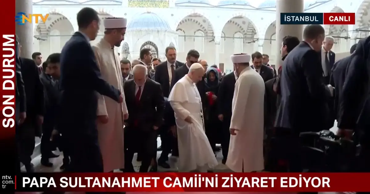 Papa, Sultanahmet Camii'nde. Ayakkabı detayı dikkat çekti
