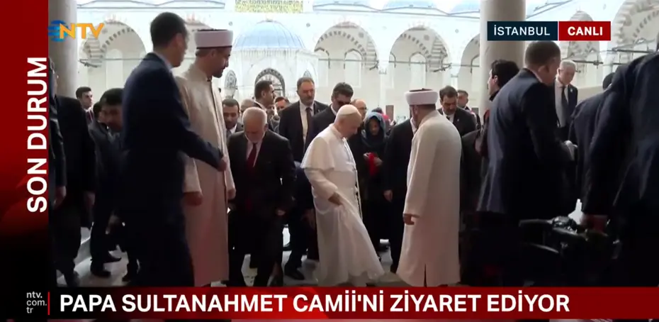 Papa, Sultanahmet Camii'ne geldi ayakkabılarını da çıkardı