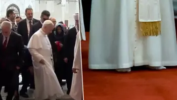 Papa, Sultanahmet Camii'nde. Ayakkabı detayı dikkat çekti