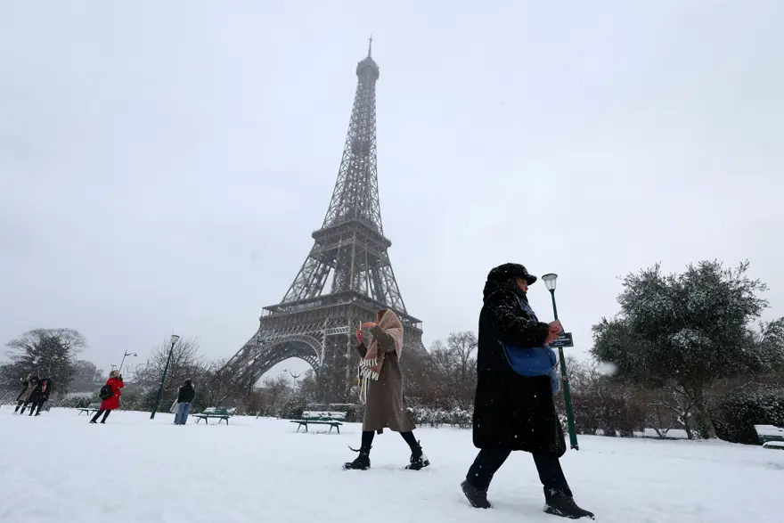 Avrupa'da kar hayatı dondurdu 6