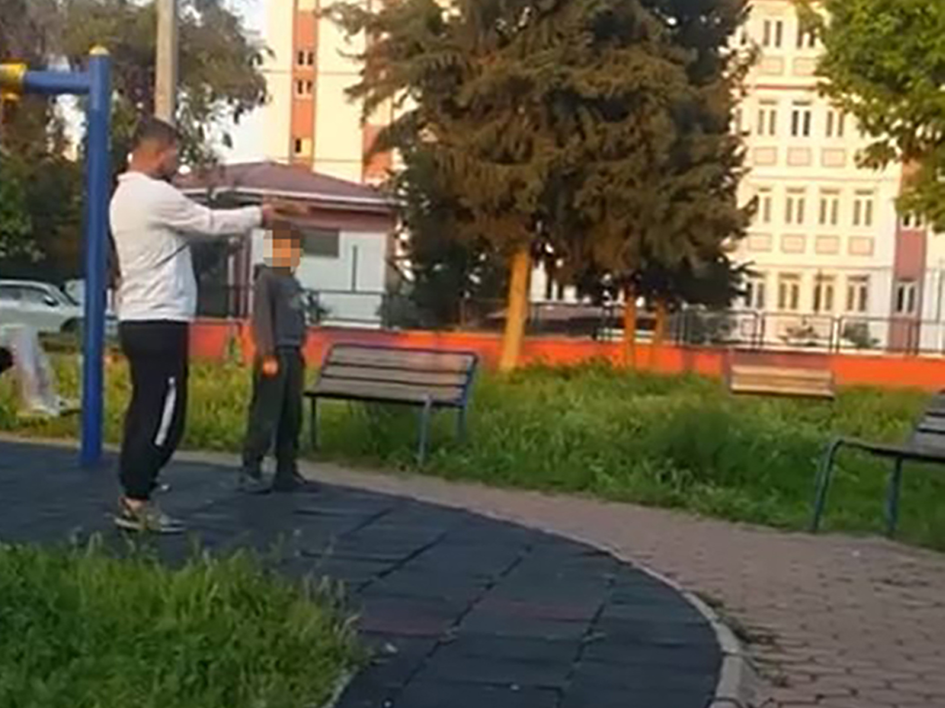 Adana'da tepki çeken görüntü. Parkta oyuncak silahla atış talimi yaptırdı!