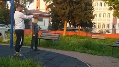 Adana'da tepki çeken görüntü. Parkta oyuncak silahla atış talimi yaptırdı!