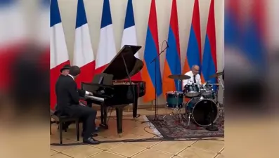 Macron şarkı söyledi, Paşinyan davul çaldı