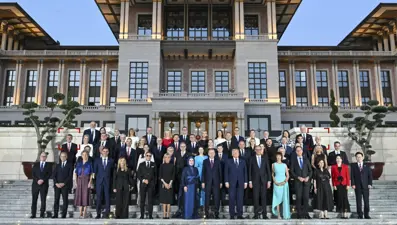 Kriz NATO Zirvesi'ndeki aile fotoğrafına da yansıdı. Başbakan heyete almadı, Cumhurbaşkanı dava açıp geldi