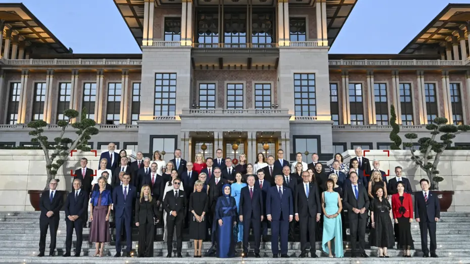 Kriz NATO Zirvesi'ndeki aile fotoğrafına da yansıdı. Başbakan heyete almadı, Cumhurbaşkanı dava açıp geldi
