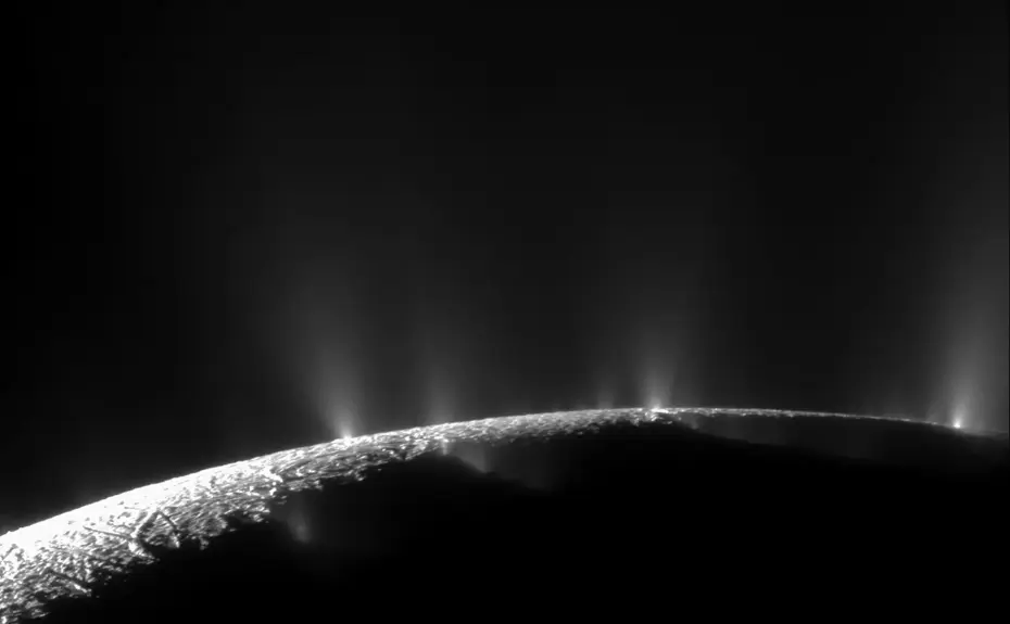 Enceladus’ta yaşanabilir mi? NASA'dan günün fotoğrafı
