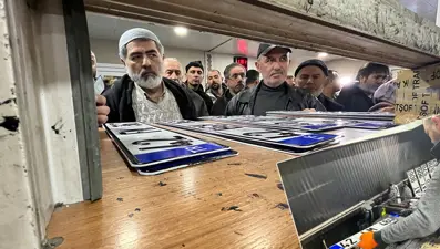 Gece gündüz plaka basılıyor. Süre azaldı, uzun kuyruklar oluştu