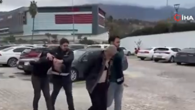 Polise kafa atıp saldırdı