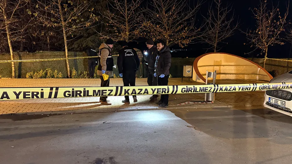 Kavgaya müdahale eden polis memuru bıçaklandı