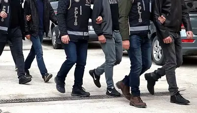 Holding patronuna bahis suçlaması. Tüm malvarlığına el konulduYasa dışı bahis gelirini sahibi olduğu holdinge ait ödeme sistemi üzerinden akladığı öne sürülen Emrullah Canpolat ile 22 şüpheliye örgüt suçlaması yöneltildi. Malvarlıklarına el konulan şüpheliler, hapis cezasıyla yargılanacak.