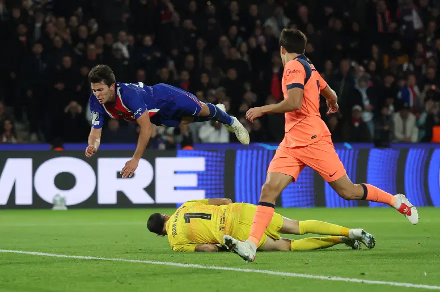 Fransa'daki olaylar nedeniyle PSG ile Lyon maçı ertelendi