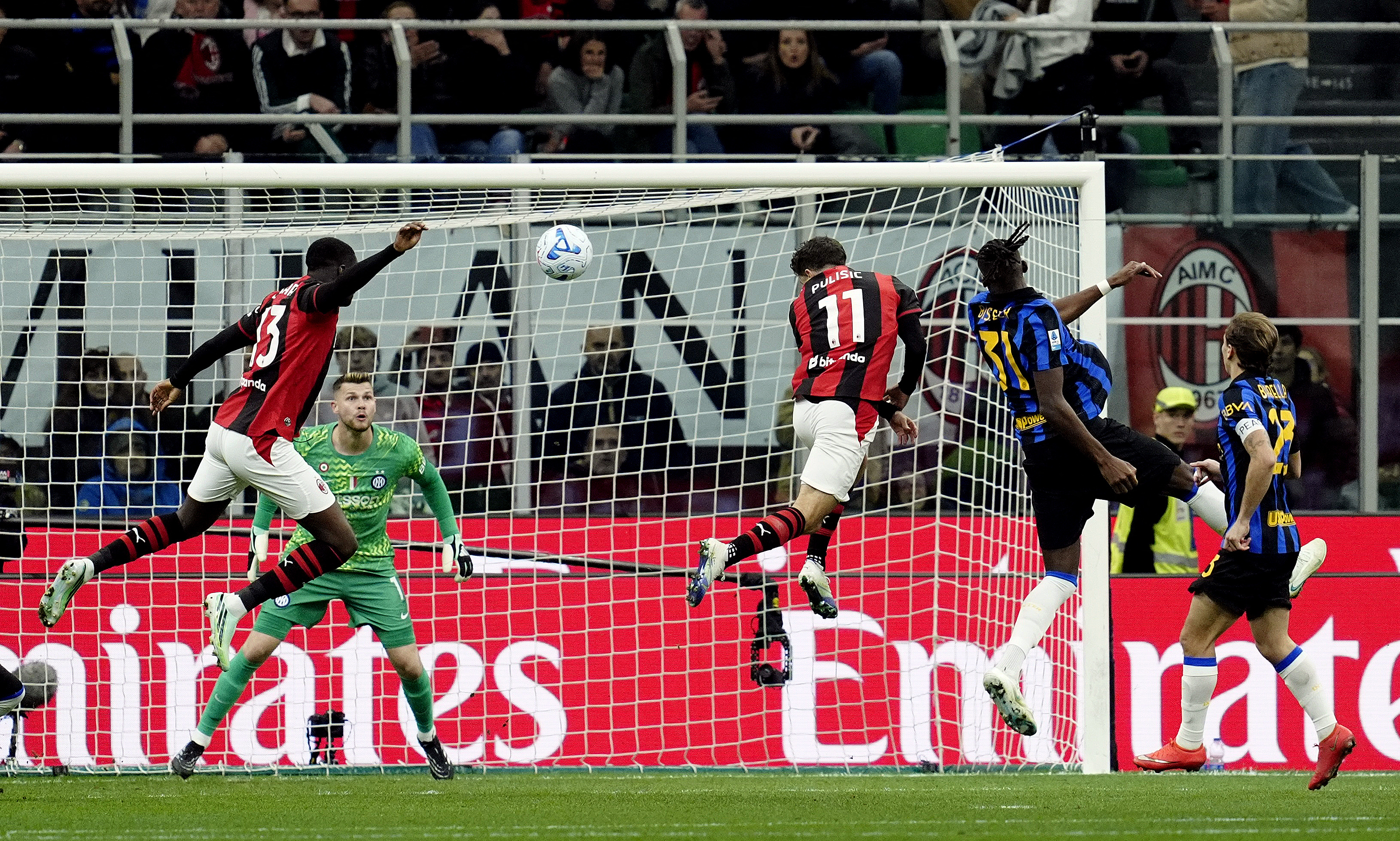 Milano derbisinde Milan, Inter'in fişini ilk yarıda çekti