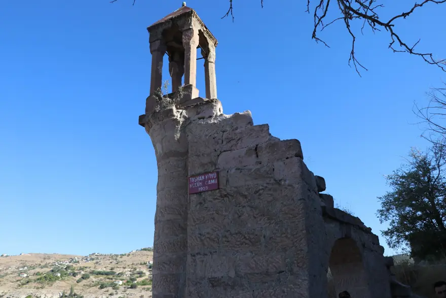 Baraj sularının altında kalmıştı: Asırlık cami kaderine terk edildi 2