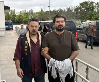 Kelepçeyi tişörtle kapattı
