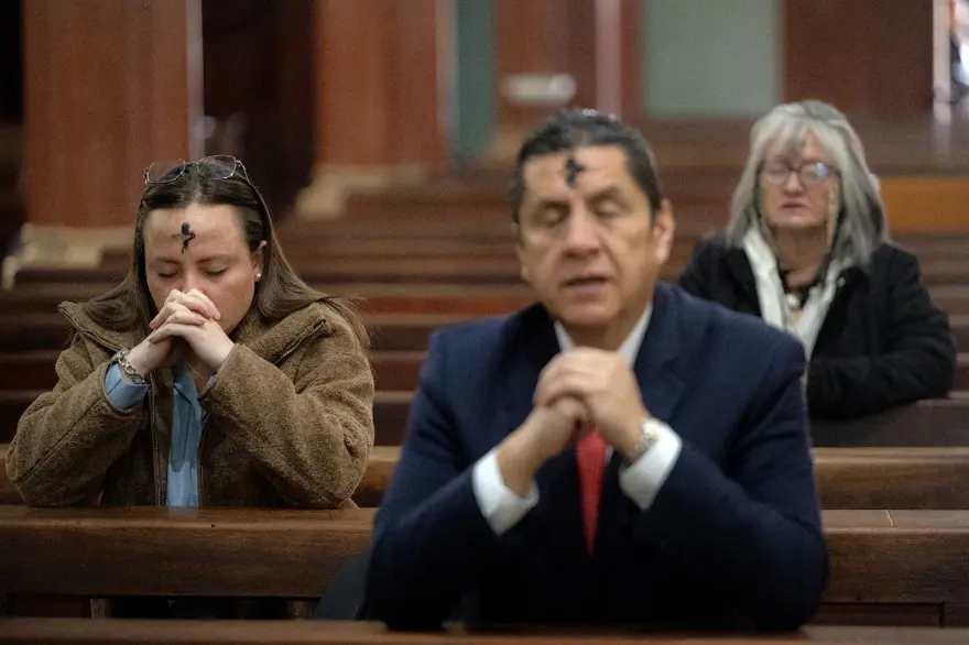 Oruç tutuyor, tövbe ederek arınıyorlar. Kül Çarşambası nedir? 5 Oruç tutuyor, tövbe ederek arınıyorlar. Kül Çarşambası nedir? 5