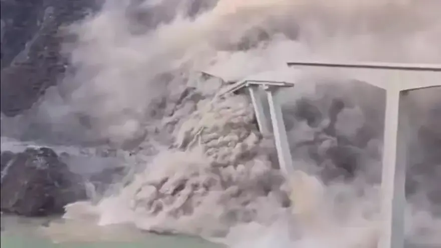 Çin'de 758 metrelik köprü çöktü 6