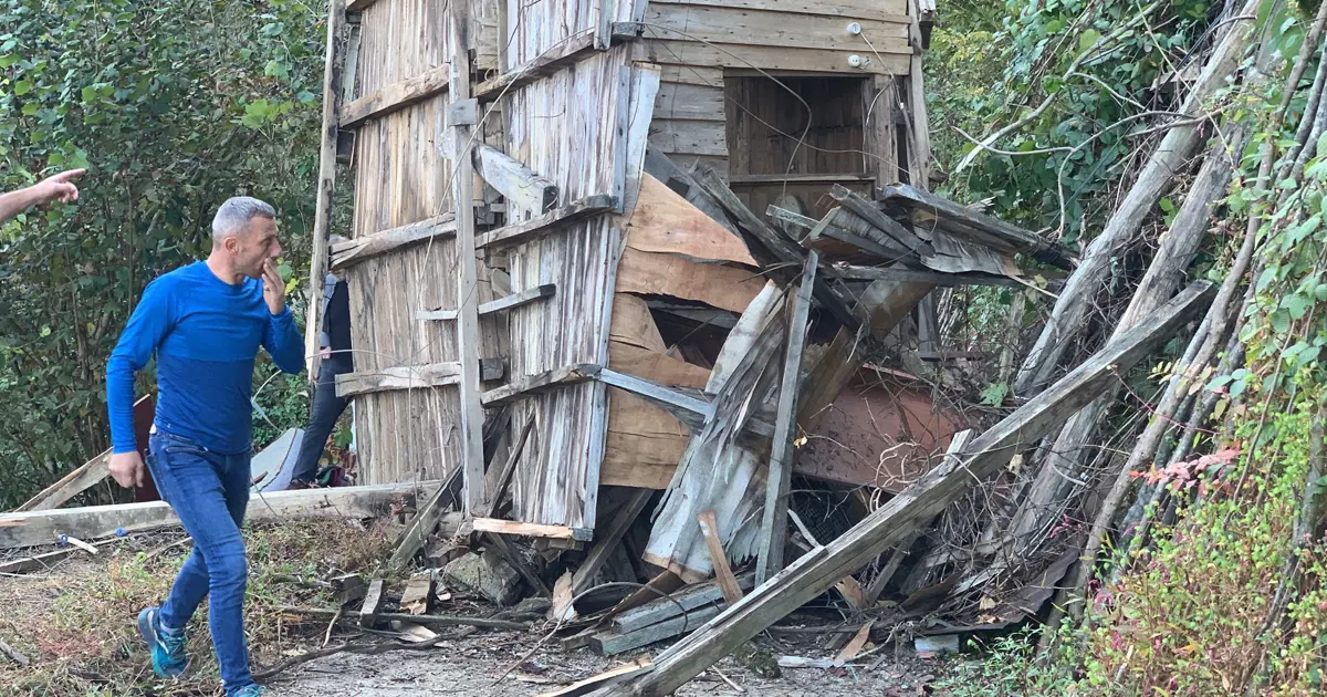 Rize'de ahşap yapı çöktü, iki kişi öldü