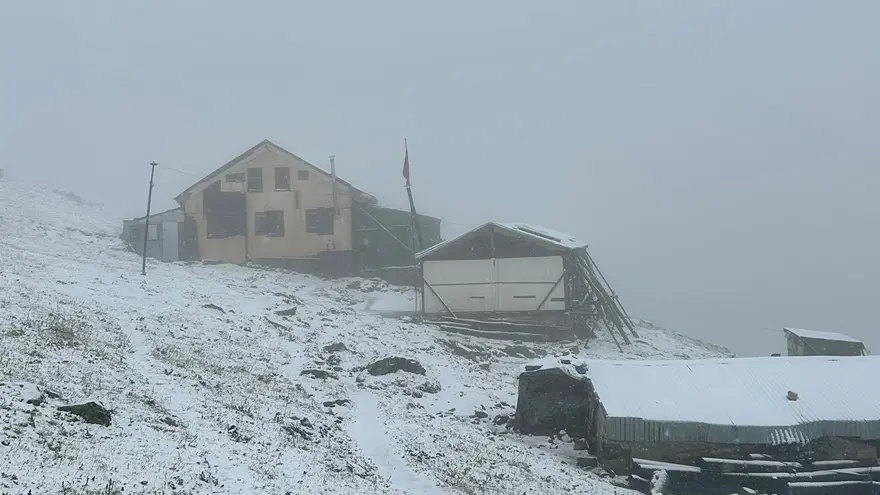 Eylül başında kar yağışı sürprizi. Yeni güne bembeyaz uyandılar 