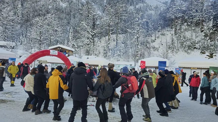 Rize'de titreten şenlik. Buz gibi suda yüzdüler 