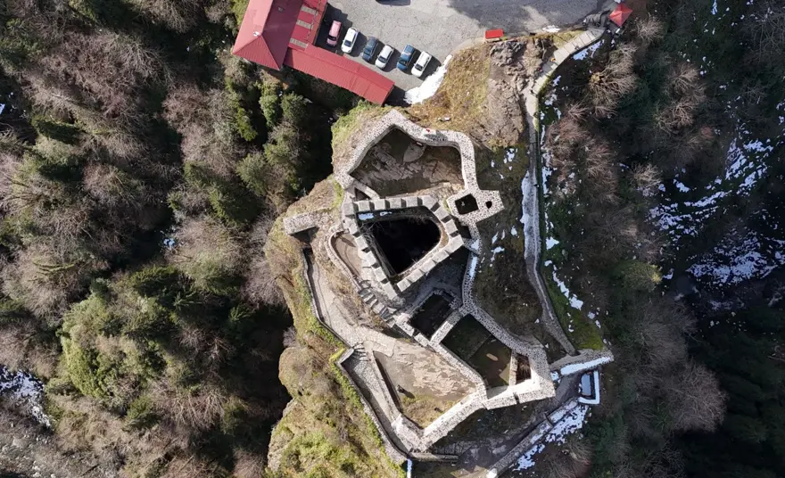 Sarp bir kayanın üzerine kuruldu, ziyaretçileri her geçen gün artıyor. Yaklaşık 700 yıllık 2