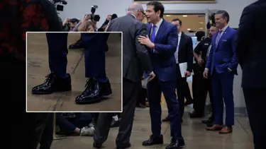 Trump Osmanlı padişahlarını mı taklit ediyor? Bakanlara ayakkabılarını veriyor, muazzam numara olsa da giyiyorlar