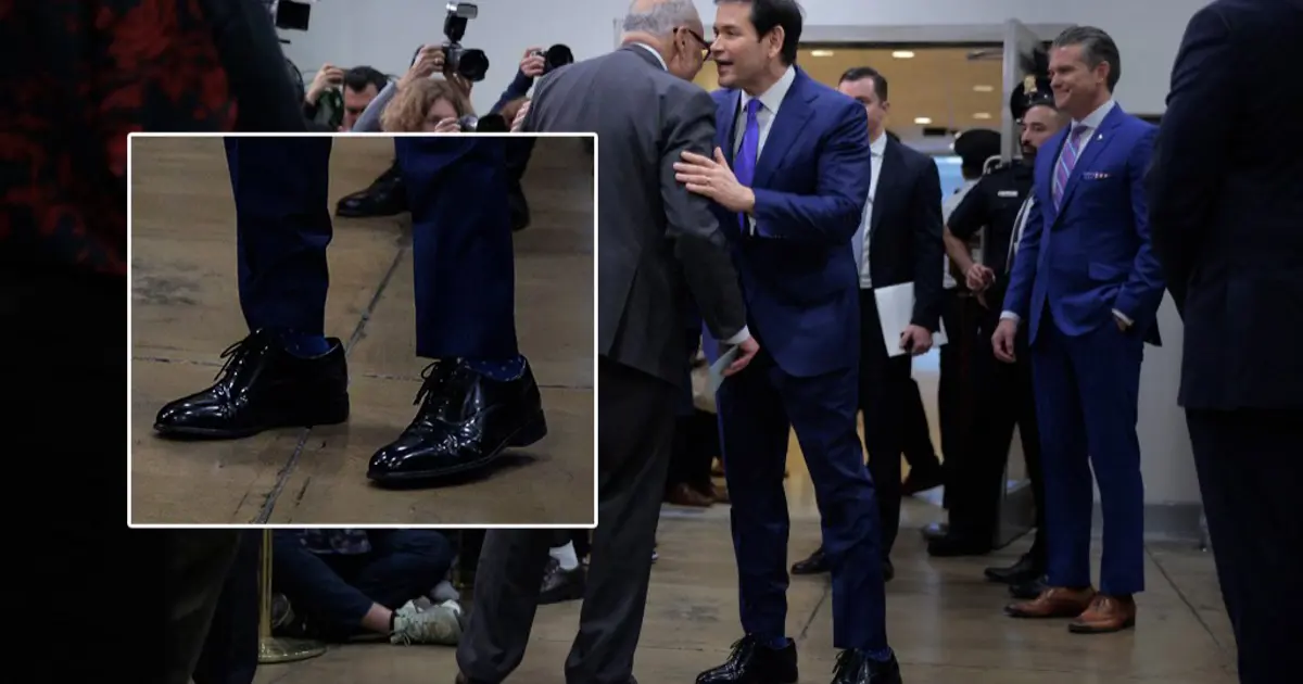 Trump Osmanlı padişahlarını mı taklit ediyor? Bakanlara ayakkabılarını veriyor, büyük numara olsa da giyiyorlar