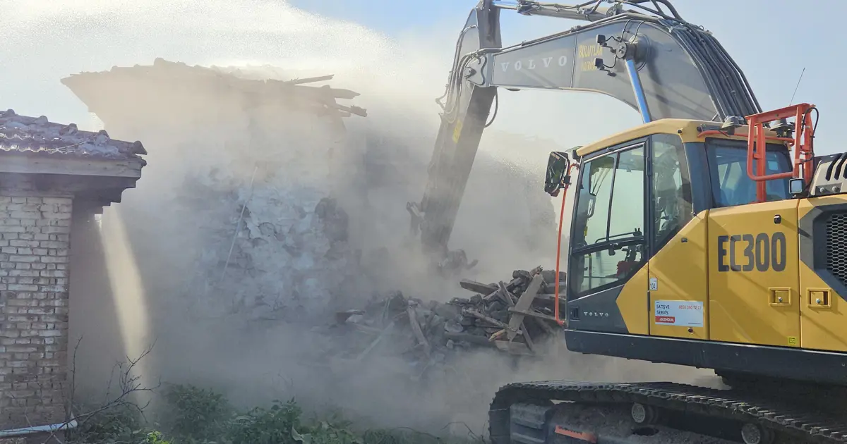 Sındırgı'da hasarlı yapıların yıkımı sürüyor