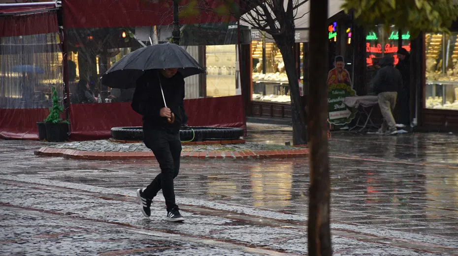 İstanbul'da iş çıkış saatine dikkat. Fırtına geliyor, Anadolu yakasında hava patlayacak
