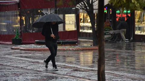 İstanbul'da iş çıkış saatine dikkat. Fırtına geliyor, Anadolu yakasında hava