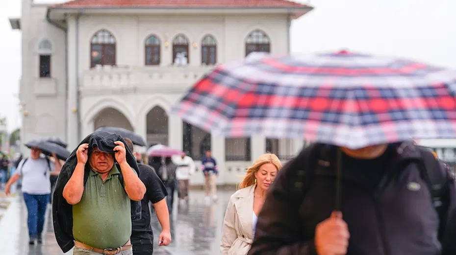İstanbul'a yağmur ve fırtına geliyor. Sel ve su baskını uyarısı yapıldı