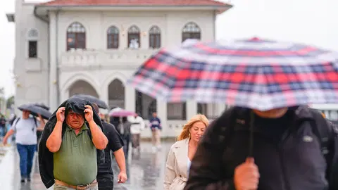 İstanbul'a yağmur ve fırtına geliyor. Sel ve su baskını uyarısı yapıldı