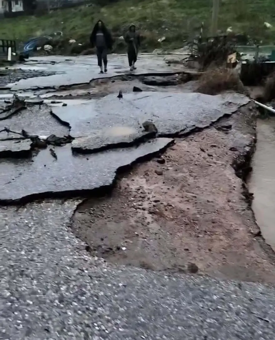 YOLLARDA ÇUKURLAR OLUŞTU 3