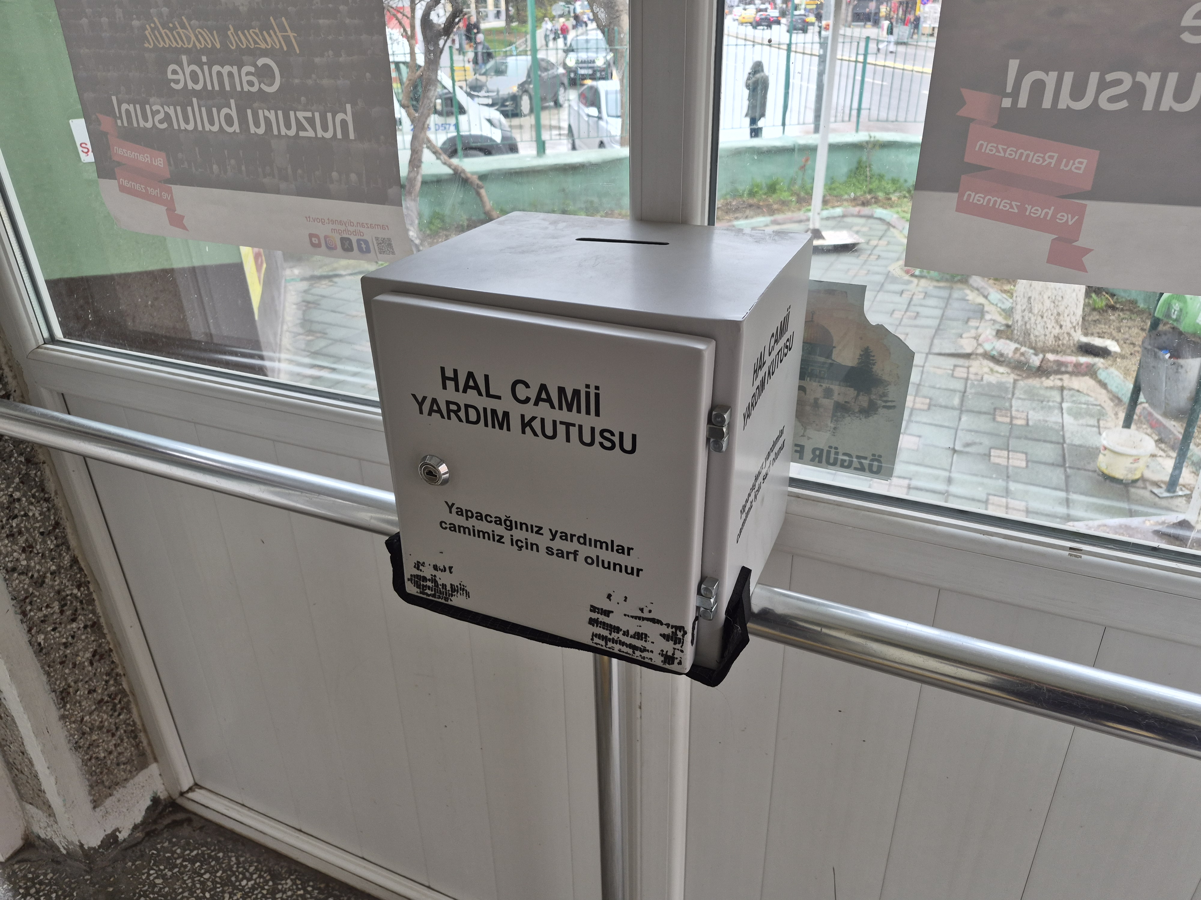 Ramazan ayında sadaka kutusunu kırıp paraları çaldılar