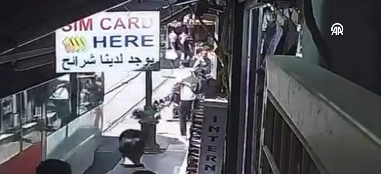 Yürekleri ağza getiren olay: Bebek arabası tramvay yoluna devrildi