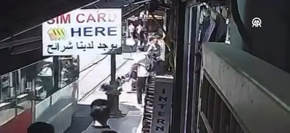 Yürekleri ağza getiren olay: Bebek arabası tramvay yoluna devrildi